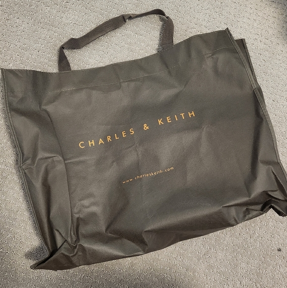 Charles & Keith Bucket Shoulder Bag - Picture 4 of 4